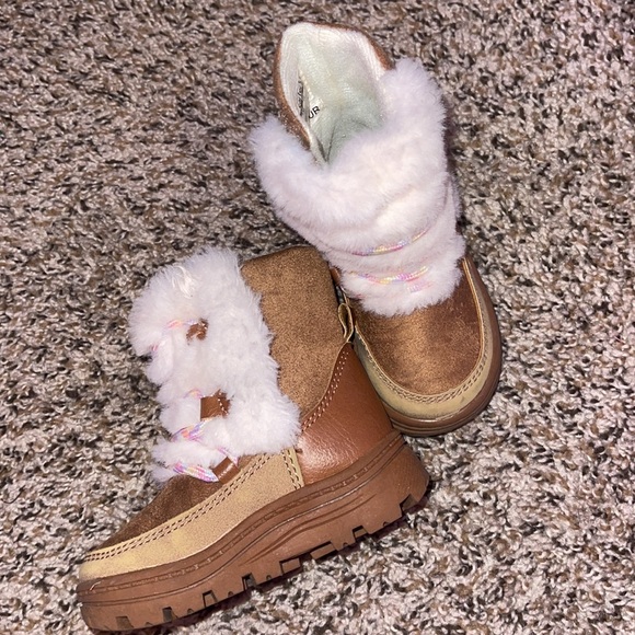 Carters boots size 4C - Picture 3 of 3